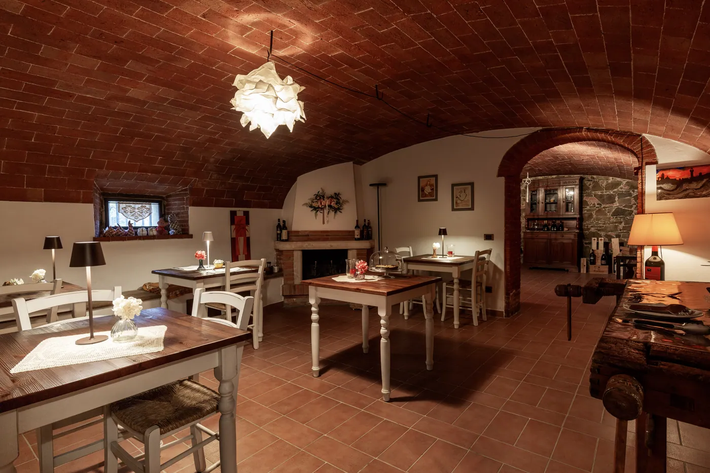 La sala colazioni e la cantina