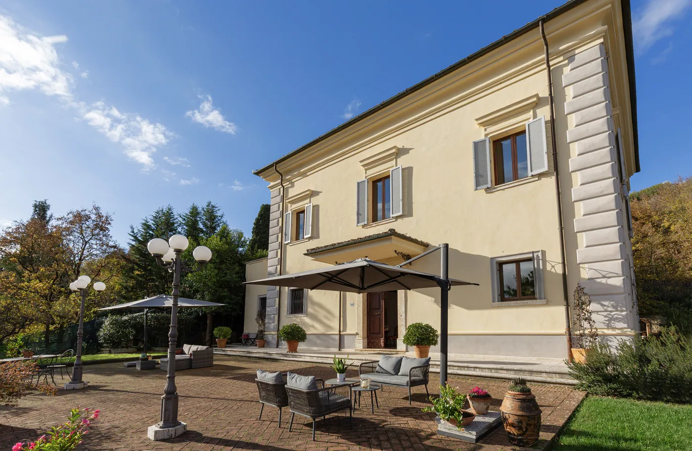 Maison Tuscany, la facciata e il giardino