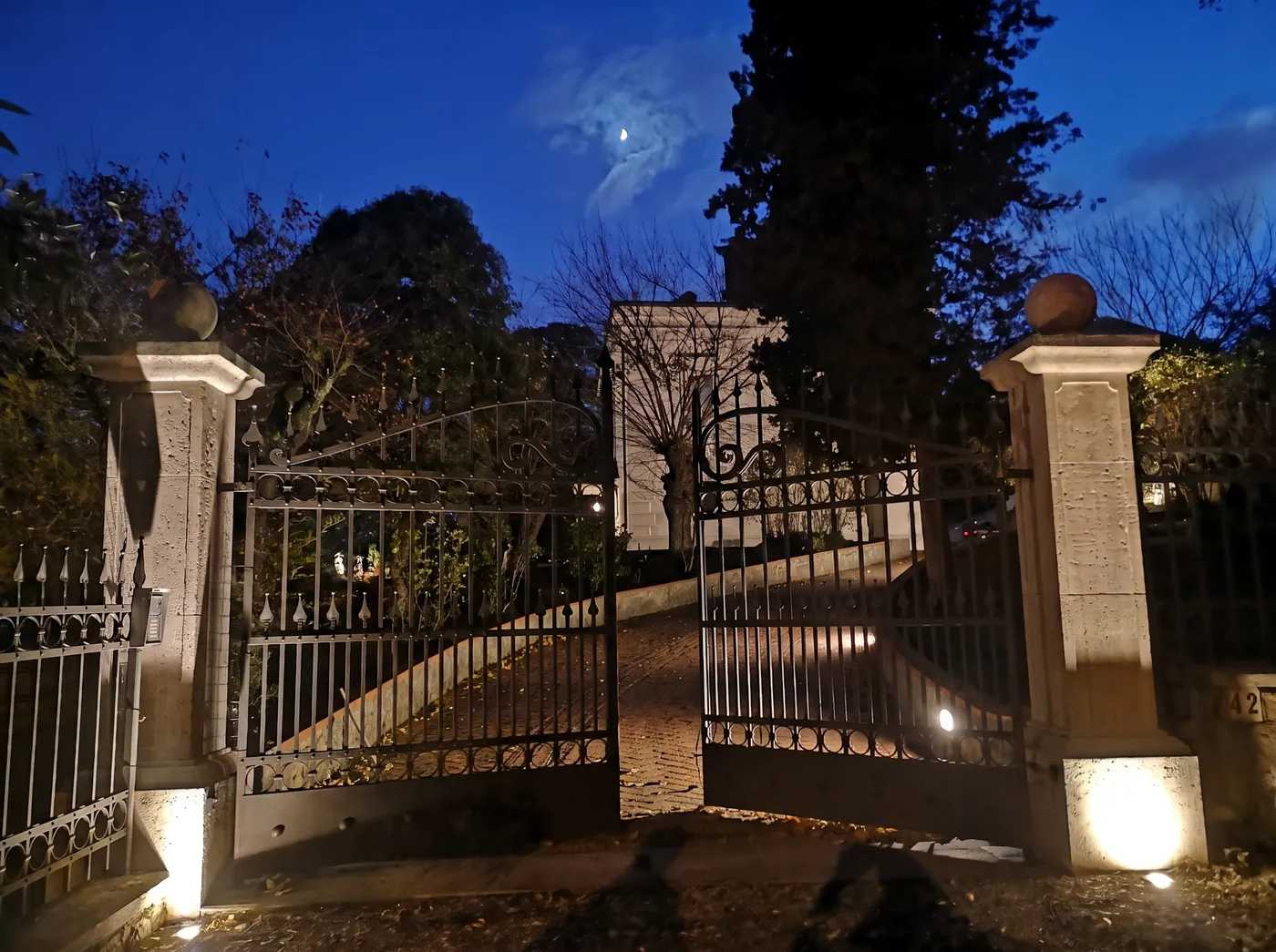 Il cancello di sera