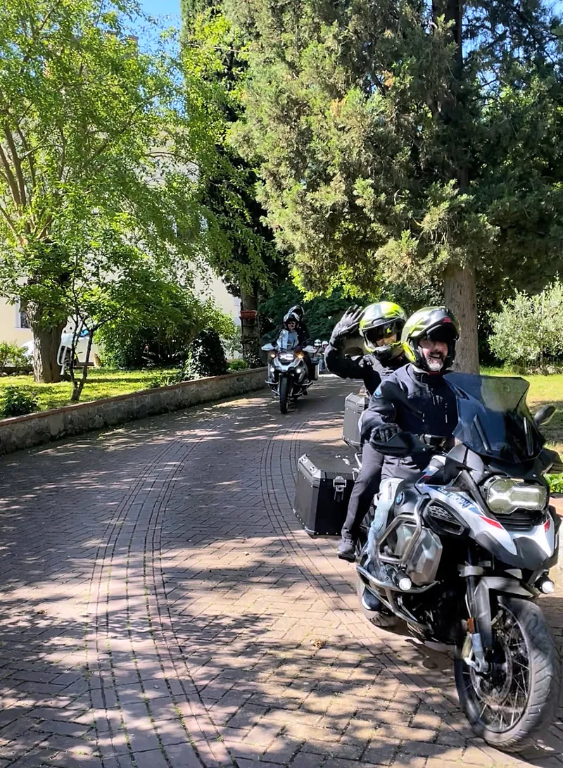 Motociclisti sul vialetto