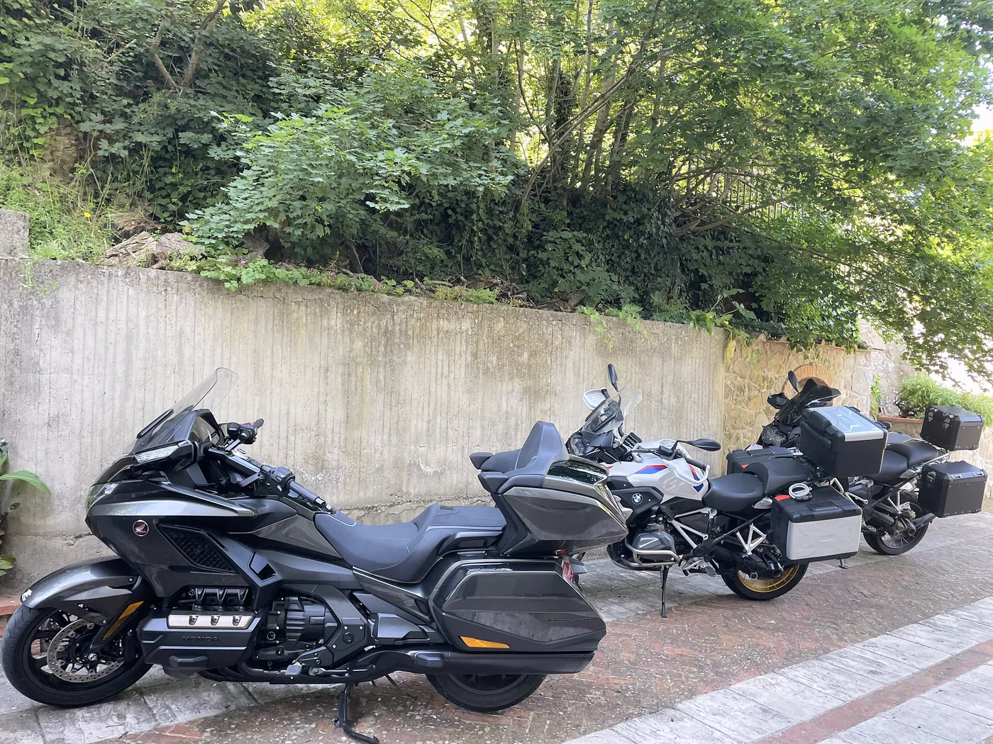Moto parcheggiate nel vialetto interno